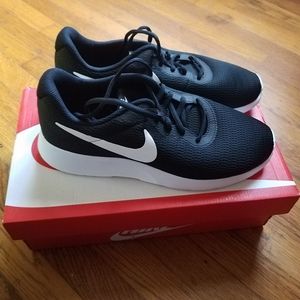 NWT Nike Tanjun Wide Sneakers Black Mesh